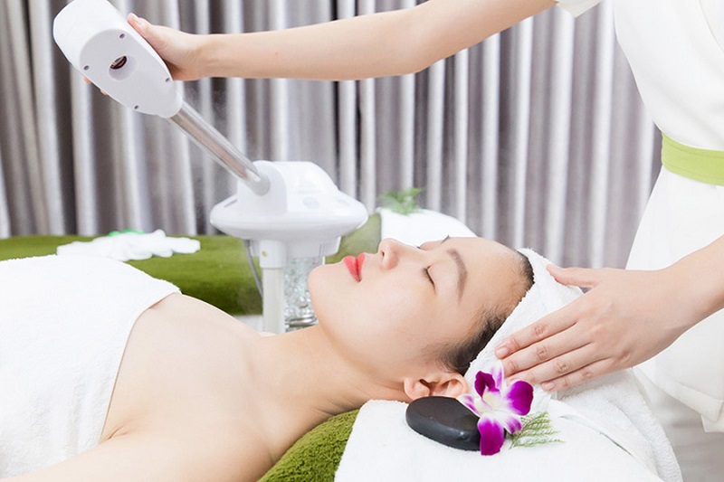 có nên đi spa nặn mụn không